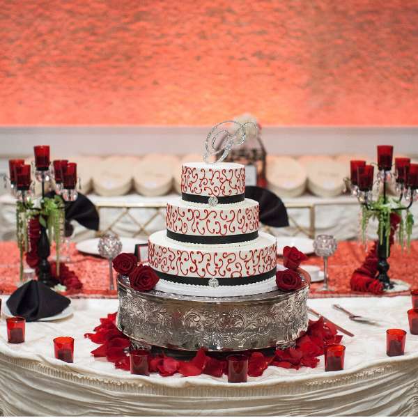 Red and black decorated wedding cake table